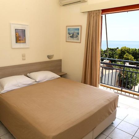 Hotel Karyatides Agia Marina  Buitenkant foto