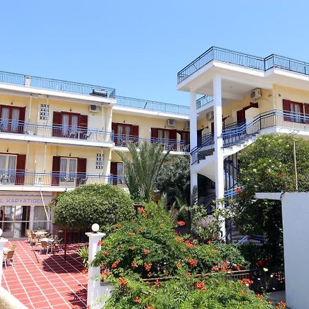 Hotel Karyatides Agia Marina  Buitenkant foto