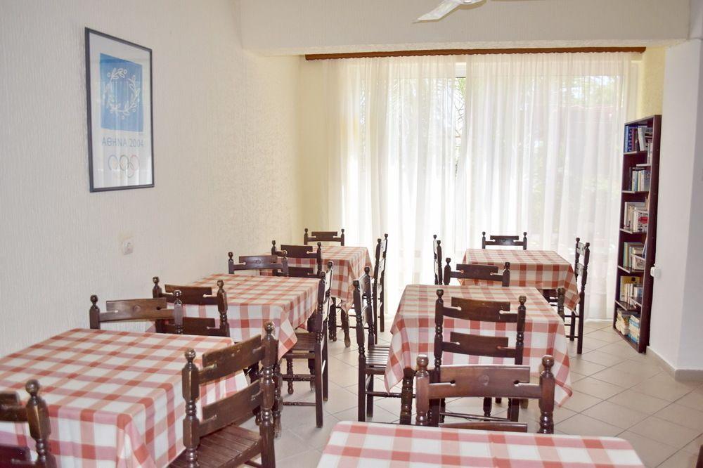 Hotel Karyatides Agia Marina  Buitenkant foto