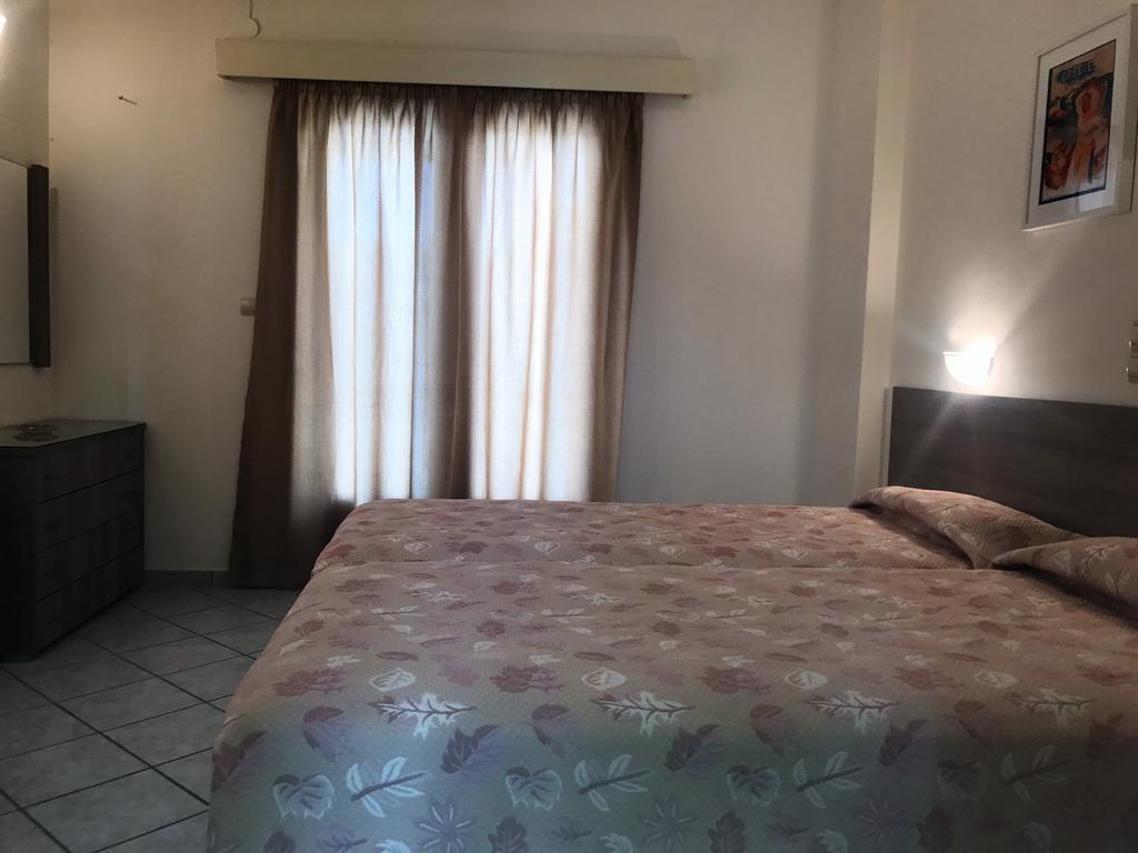 Hotel Karyatides Agia Marina  Buitenkant foto