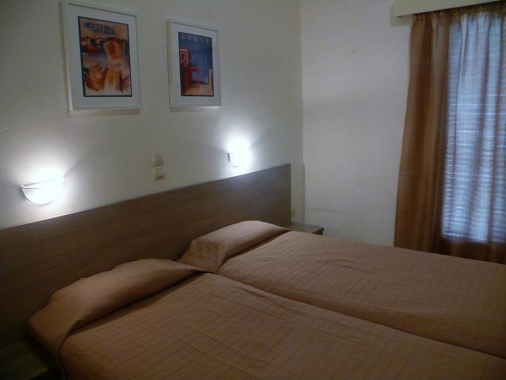 Hotel Karyatides Agia Marina  Buitenkant foto