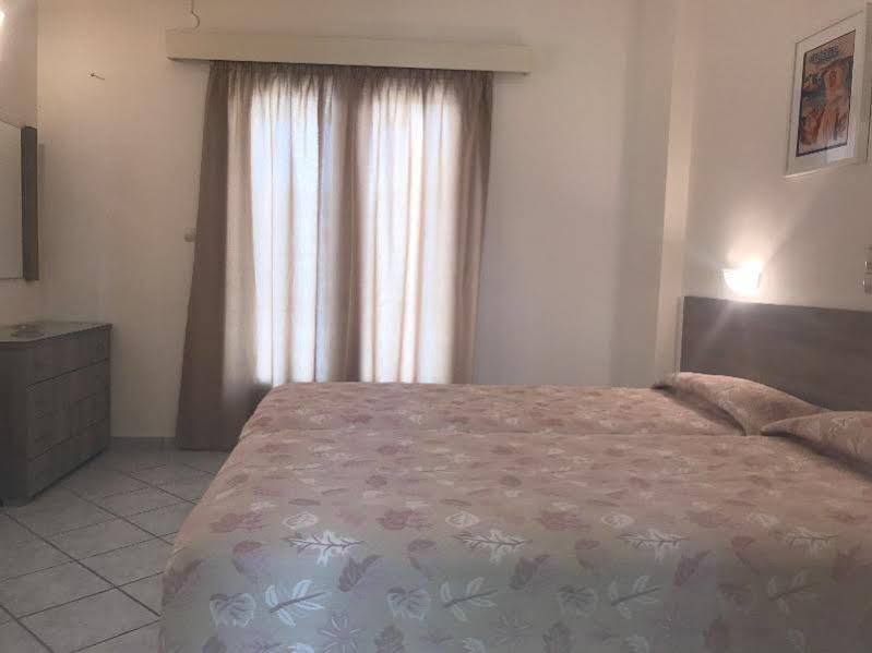 Hotel Karyatides Agia Marina  Buitenkant foto