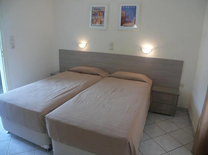 Hotel Karyatides Agia Marina  Buitenkant foto