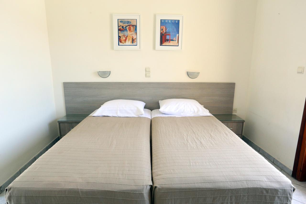 Hotel Karyatides Agia Marina  Buitenkant foto