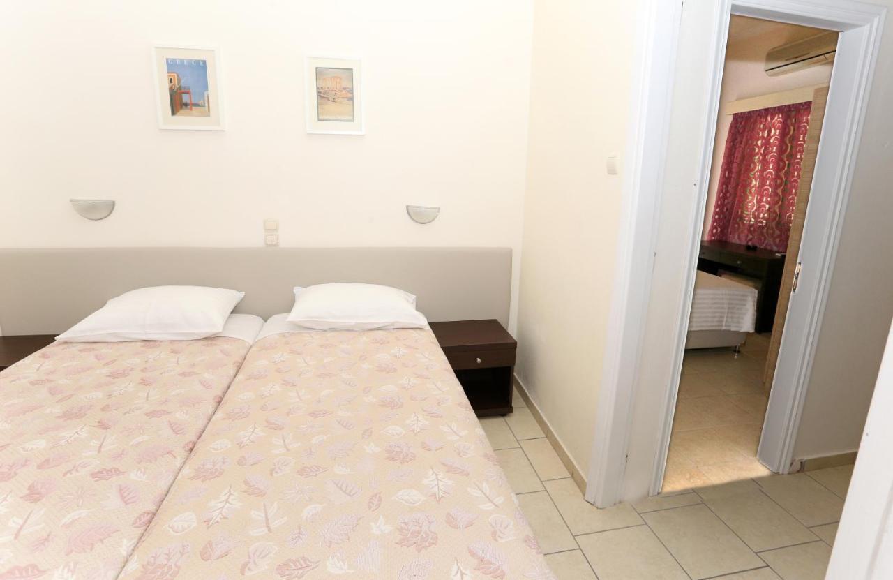 Hotel Karyatides Agia Marina  Buitenkant foto