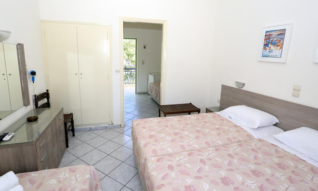 Hotel Karyatides Agia Marina  Buitenkant foto