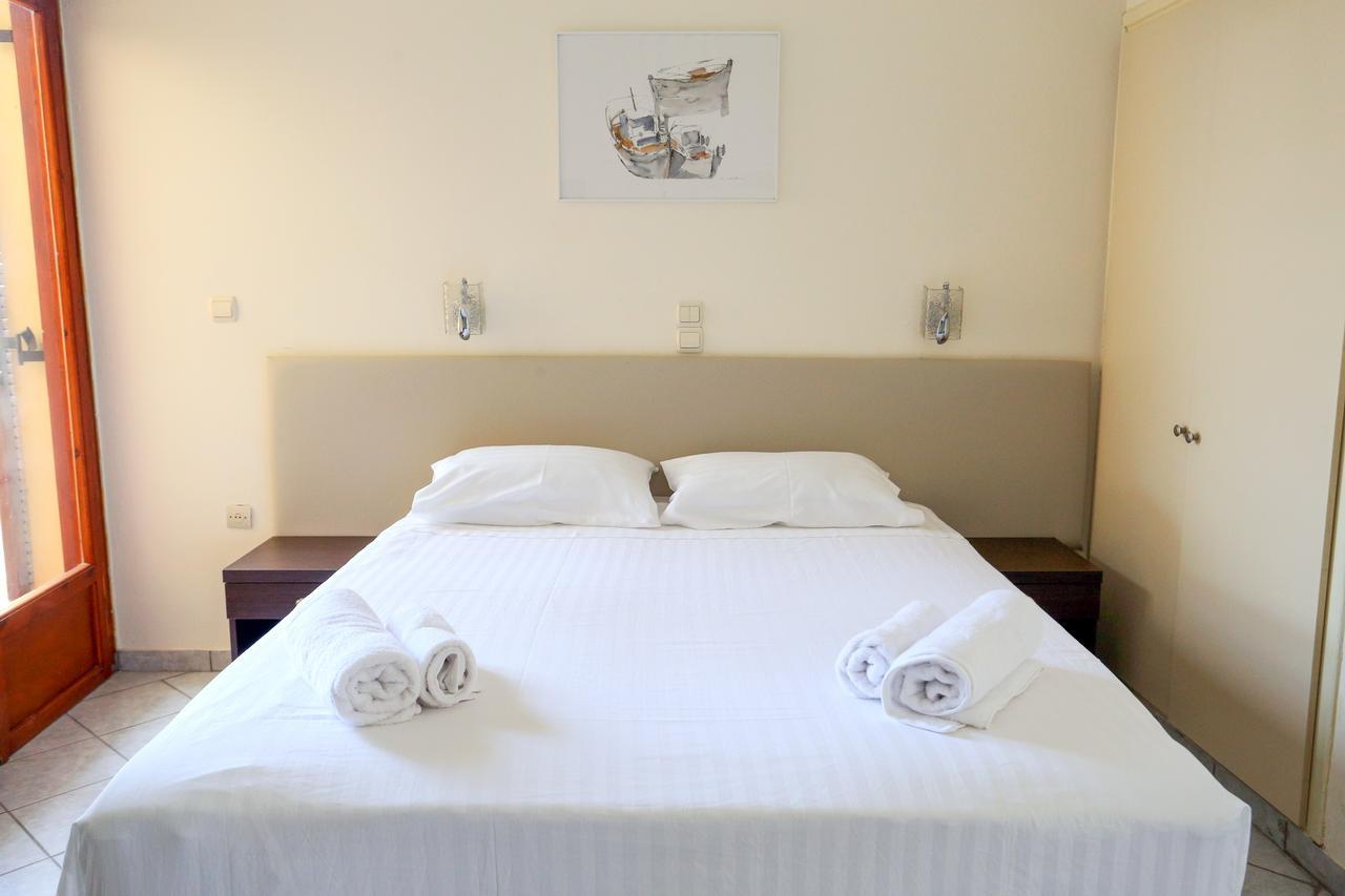 Hotel Karyatides Agia Marina  Buitenkant foto