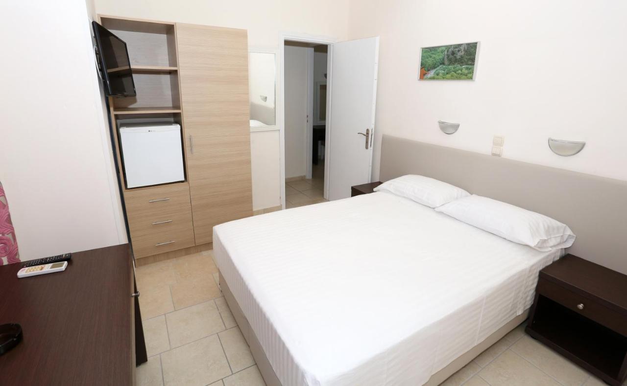 Hotel Karyatides Agia Marina  Buitenkant foto