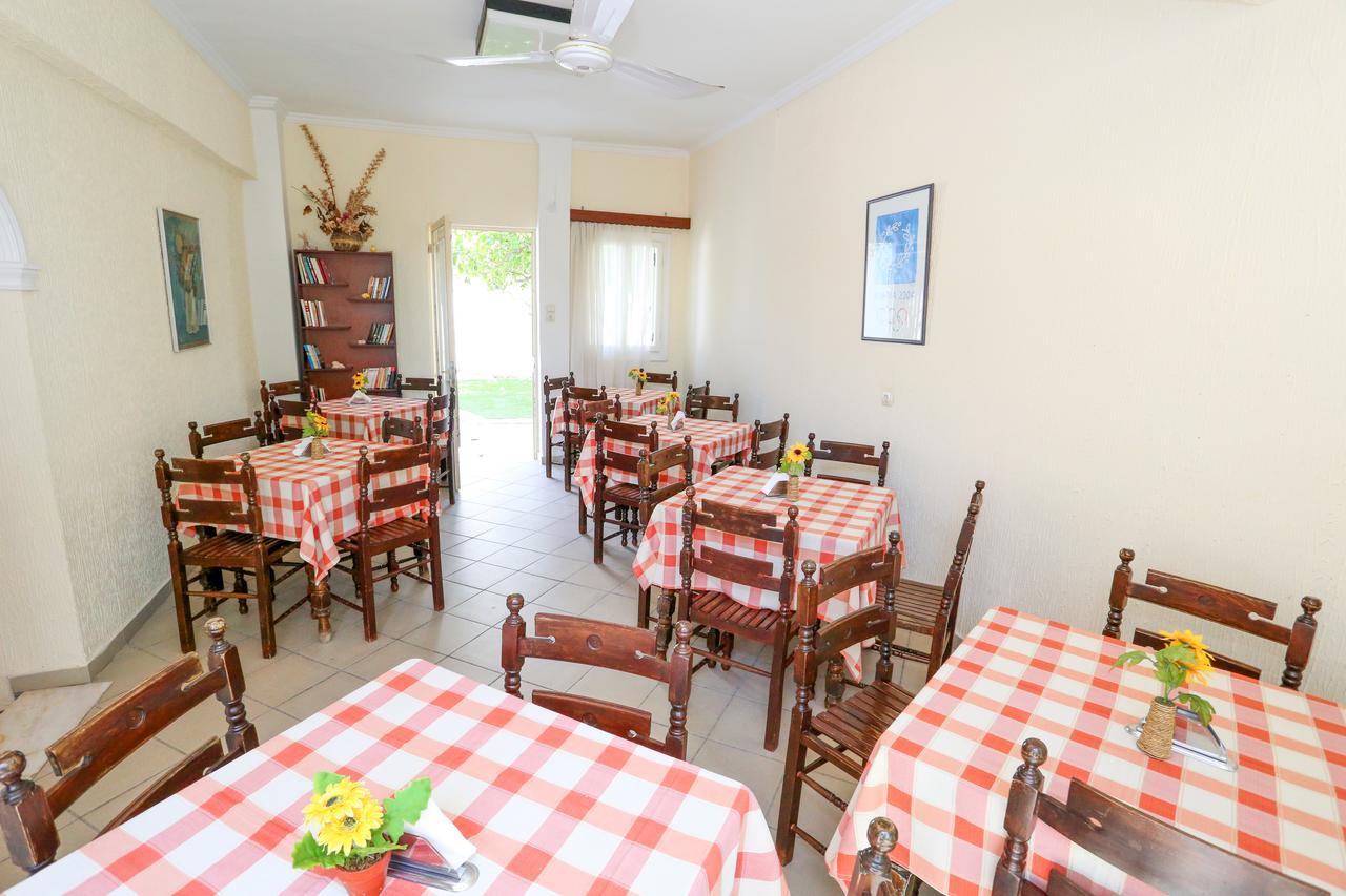 Hotel Karyatides Agia Marina  Buitenkant foto