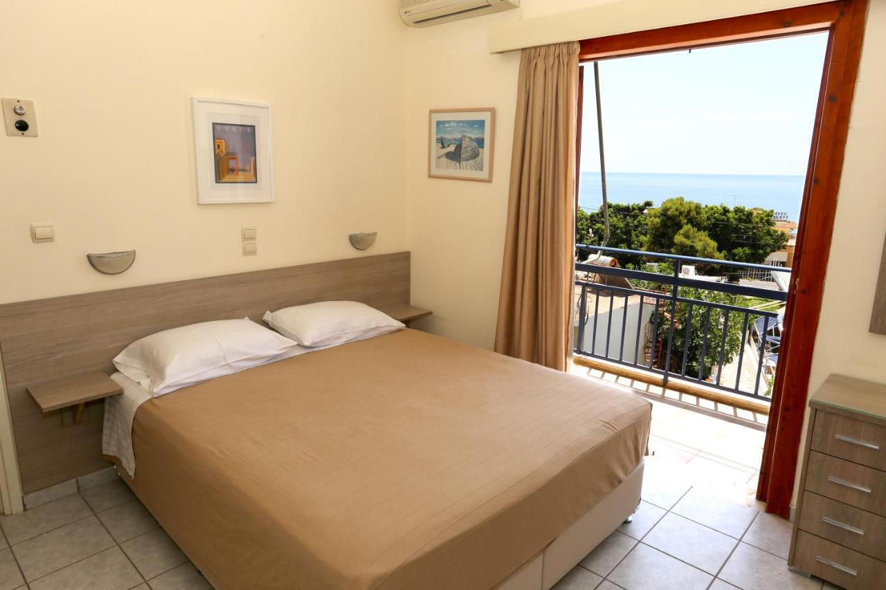 Hotel Karyatides Agia Marina  Buitenkant foto