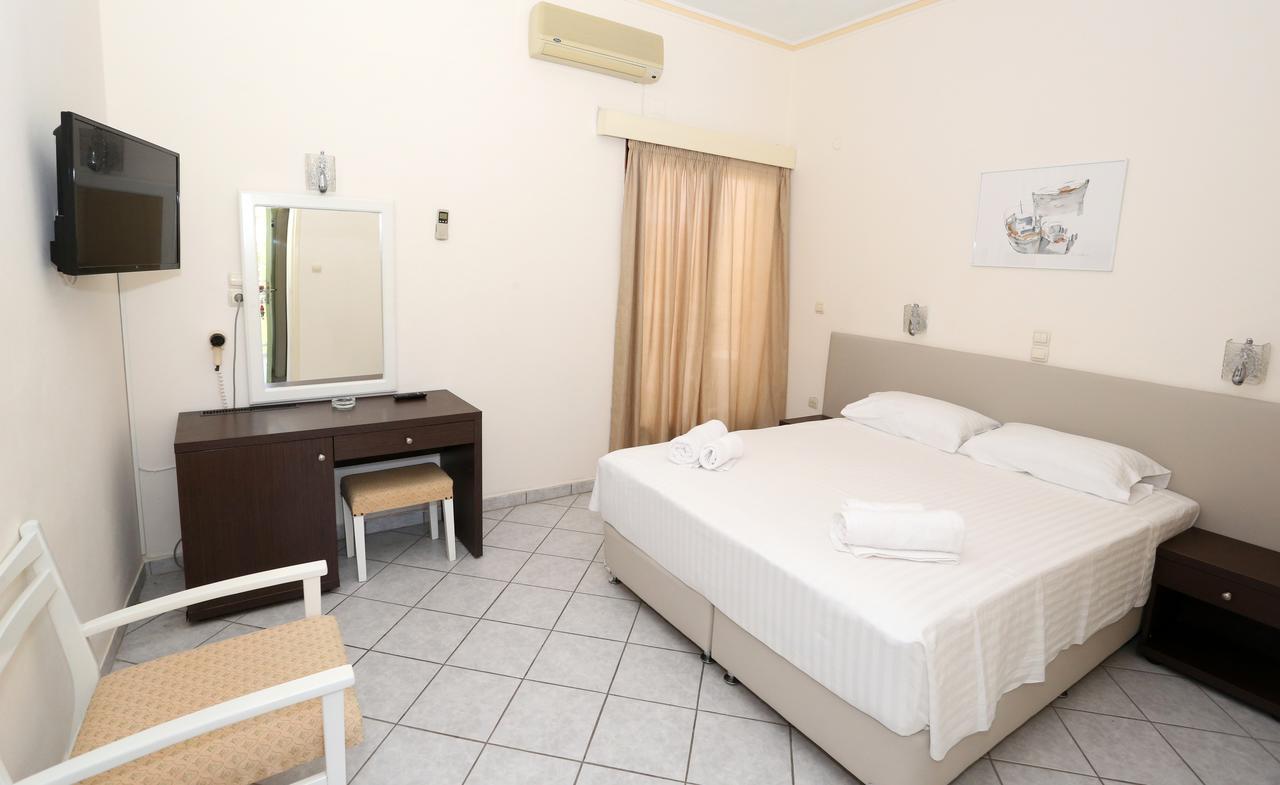 Hotel Karyatides Agia Marina  Buitenkant foto