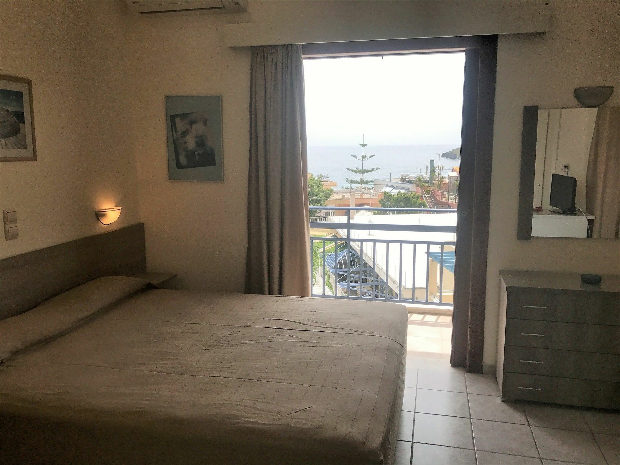 Hotel Karyatides Agia Marina  Buitenkant foto