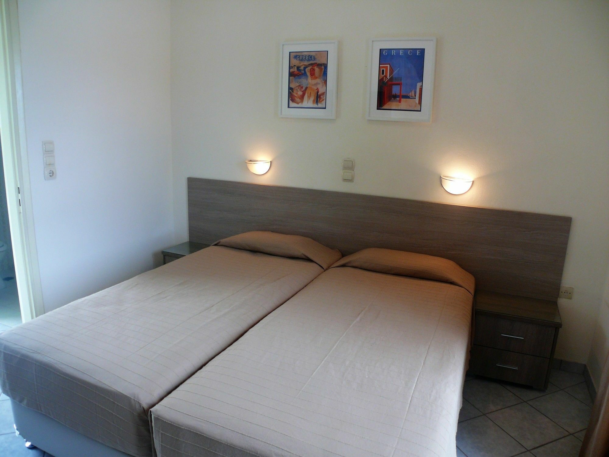 Hotel Karyatides Agia Marina  Buitenkant foto