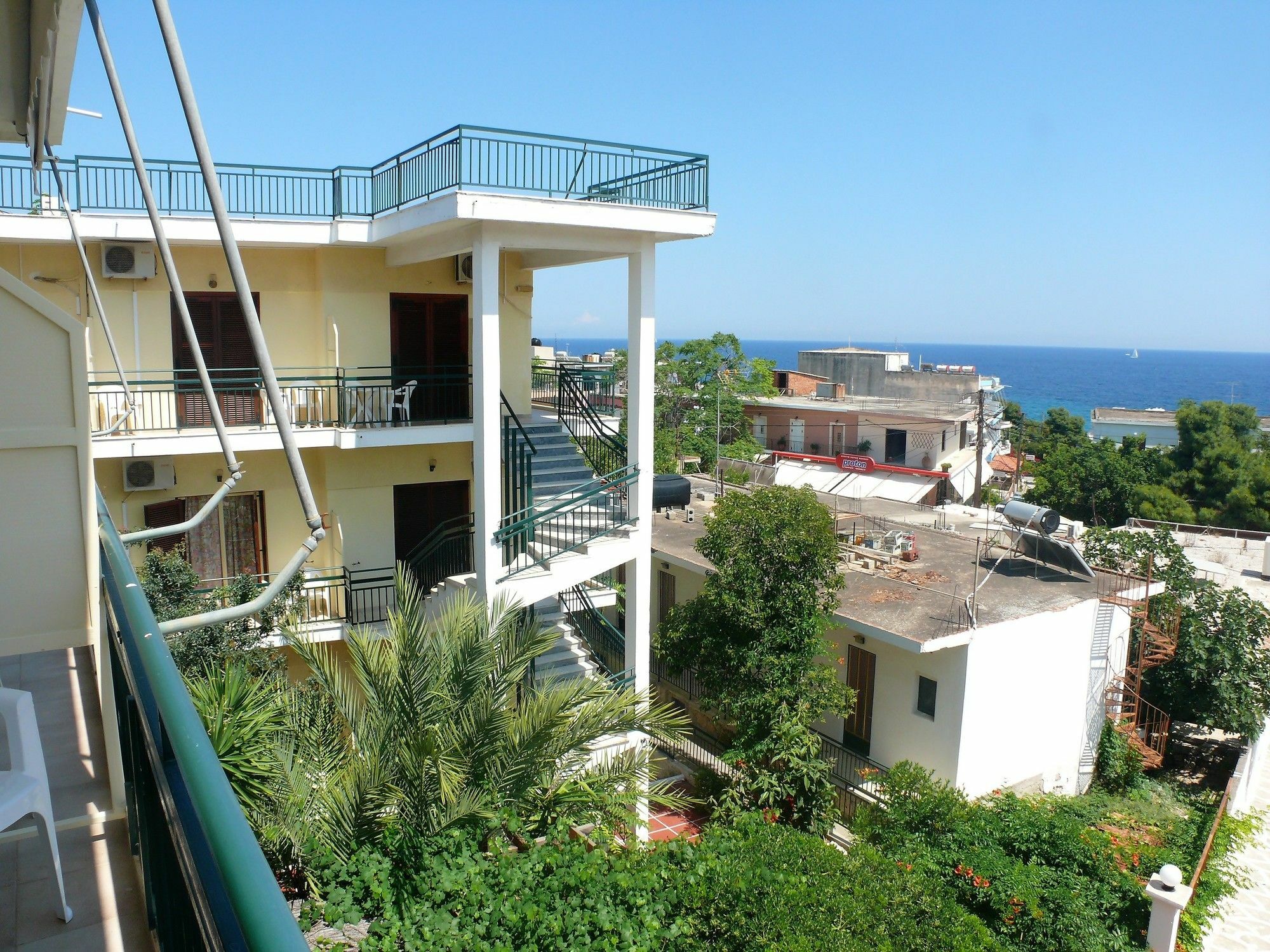 Hotel Karyatides Agia Marina  Buitenkant foto