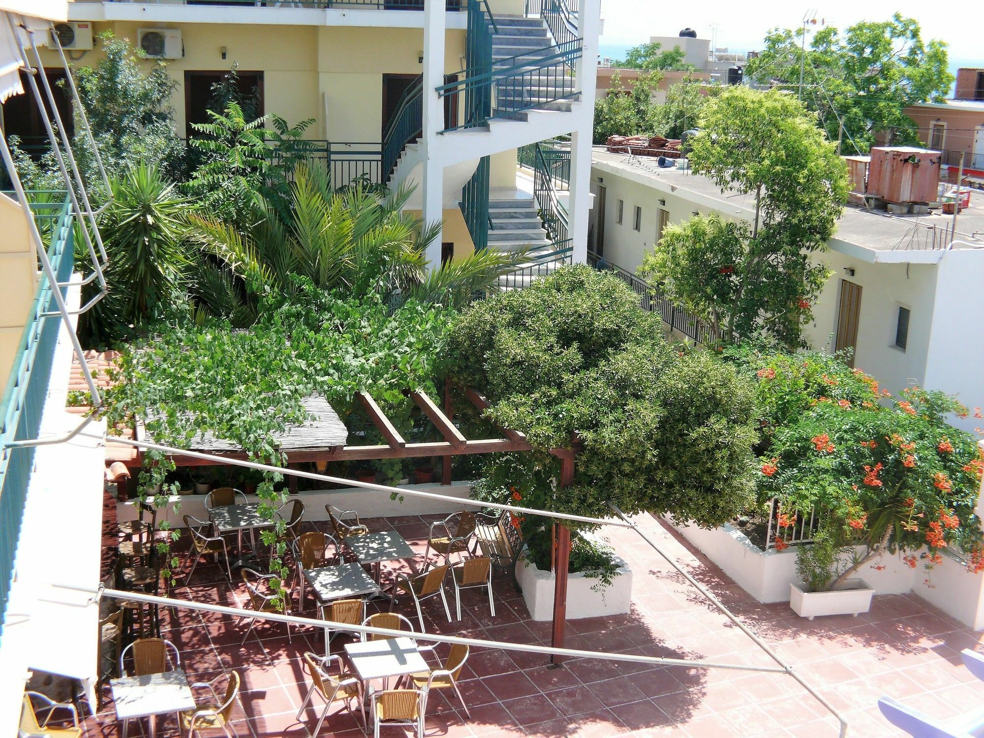 Hotel Karyatides Agia Marina  Buitenkant foto