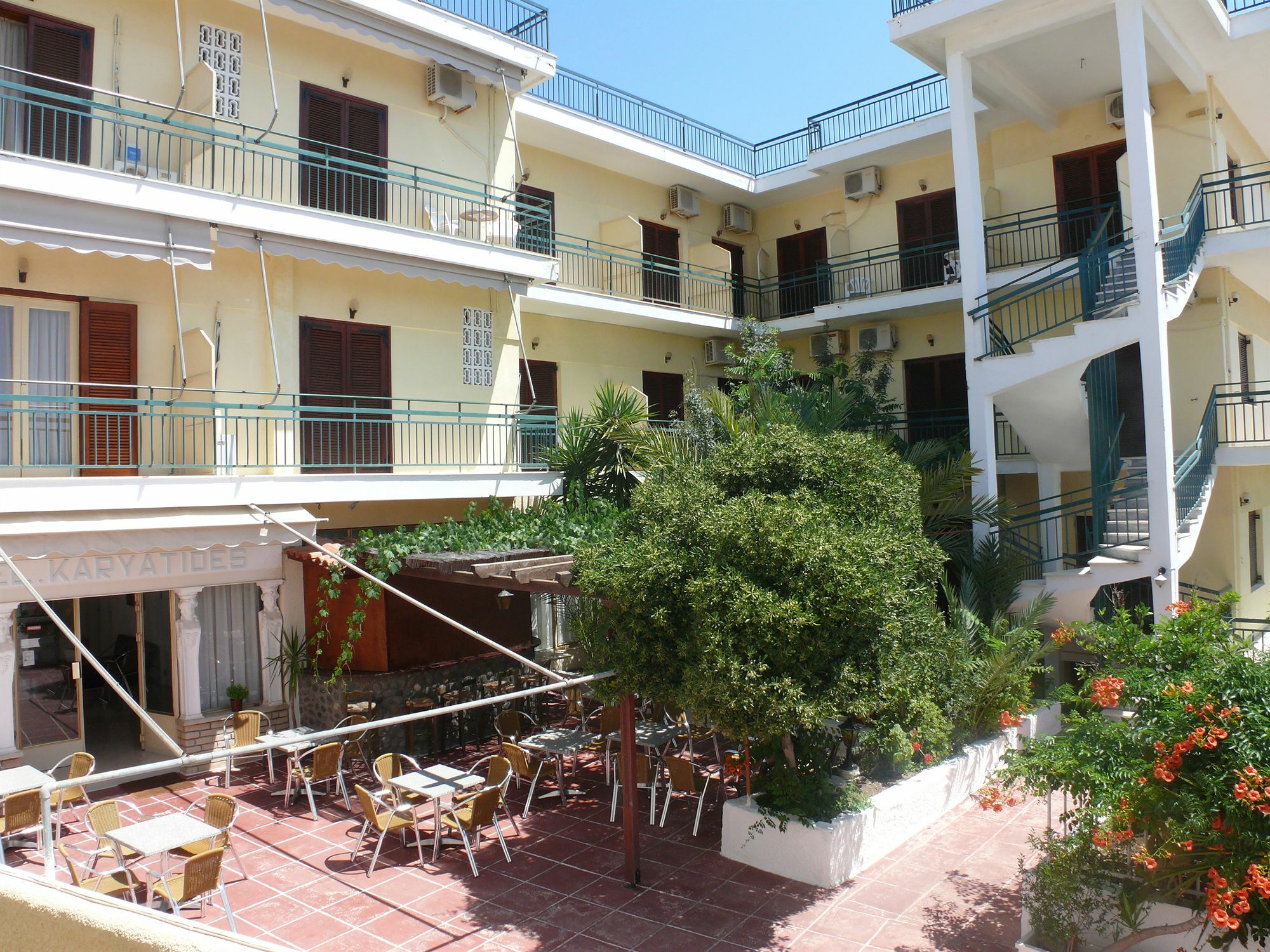 Hotel Karyatides Agia Marina  Buitenkant foto